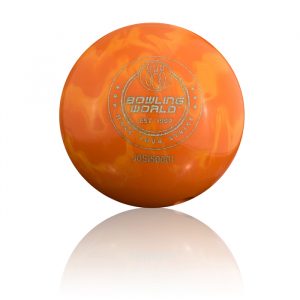 Bolas y zapatos de instalación con el logo de la bolera